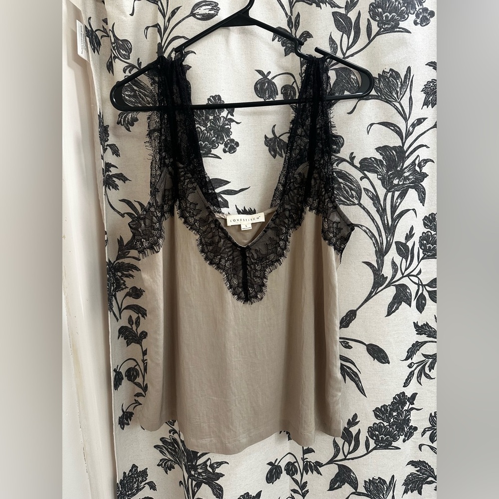 Lace tank, only worn twice. Love this top!